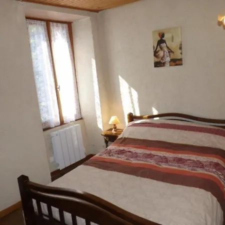 Holiday home Gite Authentique Au Coeur Des Volcans D'auvergne, 6 Pers, 3 Ch, Cheminee, Animaux Acceptes, Wi-fi, Tv - Fr-1-742-126