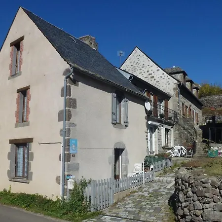 Gite Authentique Au Coeur Des Volcans D'auvergne, 6 Pers, 3 Ch, Cheminee, Animaux Acceptes, Wi-fi, Tv - Fr-1-742-126 펜션 *